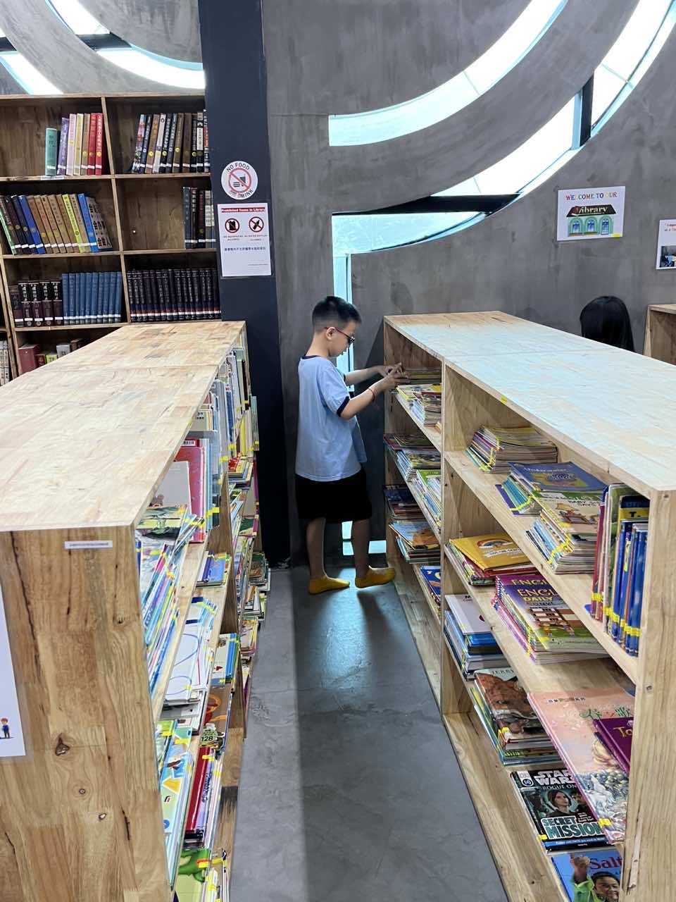 20250305-G2 students explore knowledge in the library